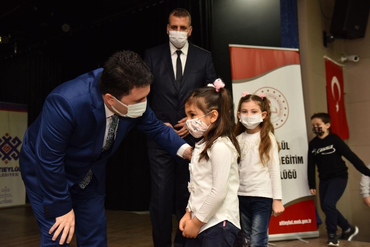 Altıeyl&uuml;l Belediyesi &ouml;ğretmenleri ve &ouml;ğrencileri &ouml;d&uuml;llendirdi