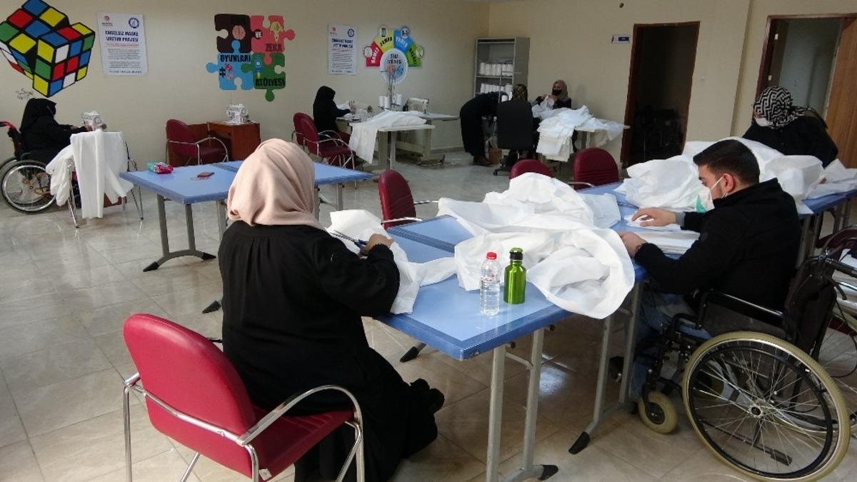 Engelli bireyler &ldquo;Engelsiz Maske &Uuml;retim Projesi&rdquo; ile maske ve koruyucu kıyafet &uuml;retiyor