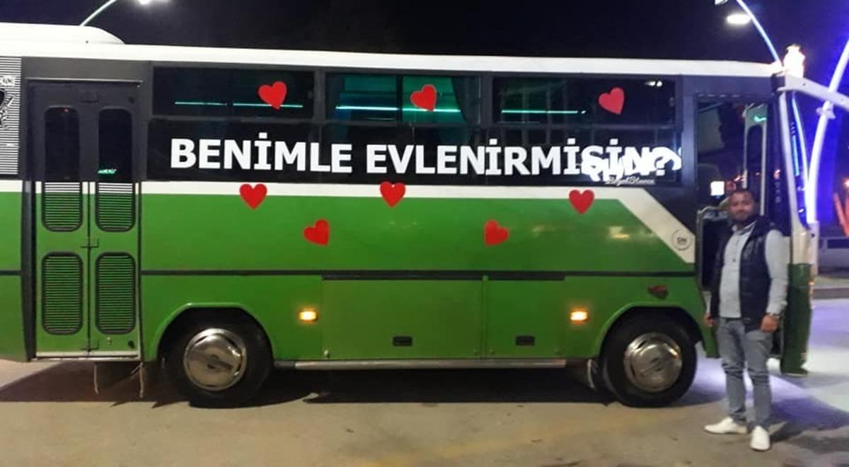 Yolcular şaşkınlığını gizleyemedi, halk otob&uuml;s&uuml;nde evlilik teklif etti