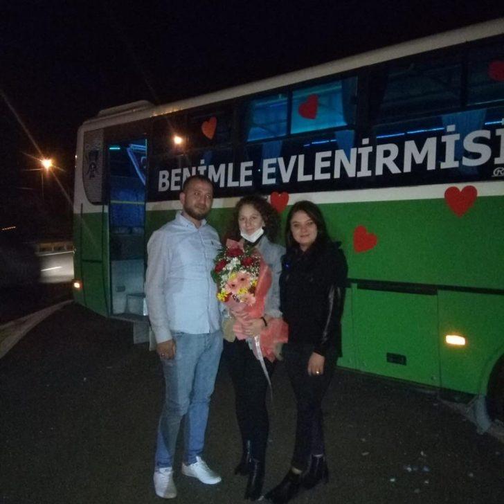 Yolcular şaşkınlığını gizleyemedi, halk otobüsünde evlilik teklif etti G2