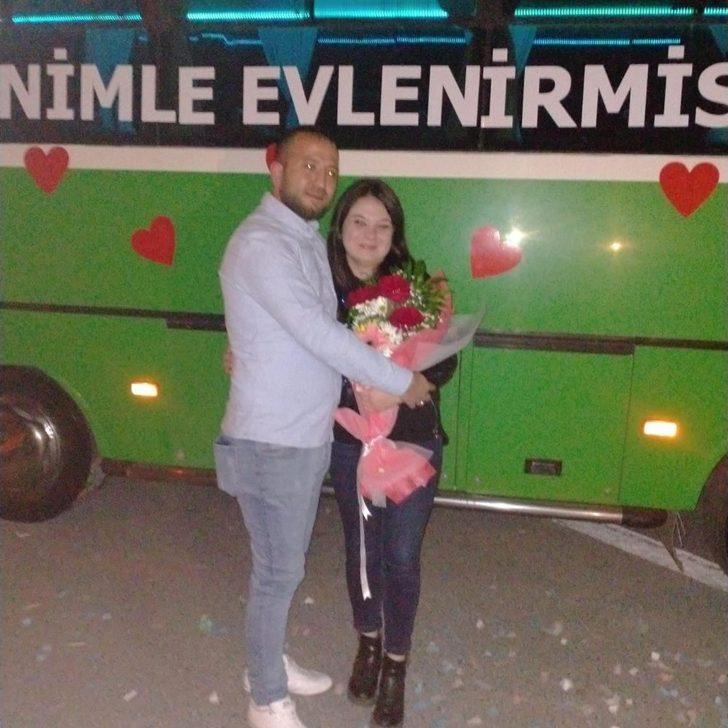 Yolcular şaşkınlığını gizleyemedi, halk otobüsünde evlilik teklif etti G3