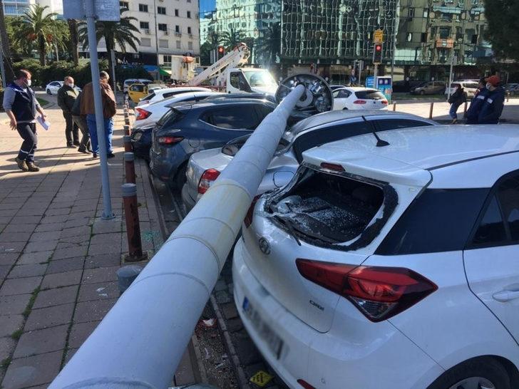 İzmir’de dev aydınlatma direği 5 aracın üzerine devrildi