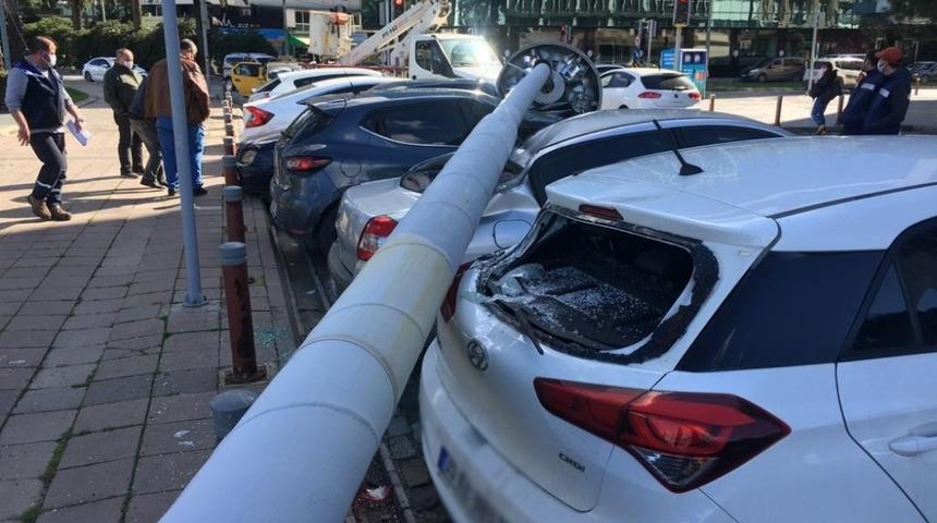 İzmir’de dev aydınlatma direği 5 aracın üzerine devrildi