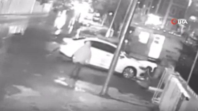 Park halindeki aracın aynasını tekme atarak kıran kişi kamerada
