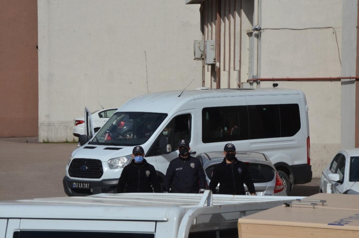 Zanlıları taşıyan cezaevi aracına saldırdılar