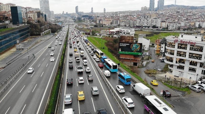 İstanbul'da yağmur ve kar yağışı sonrası kısıtlama trafiği erken başladı
