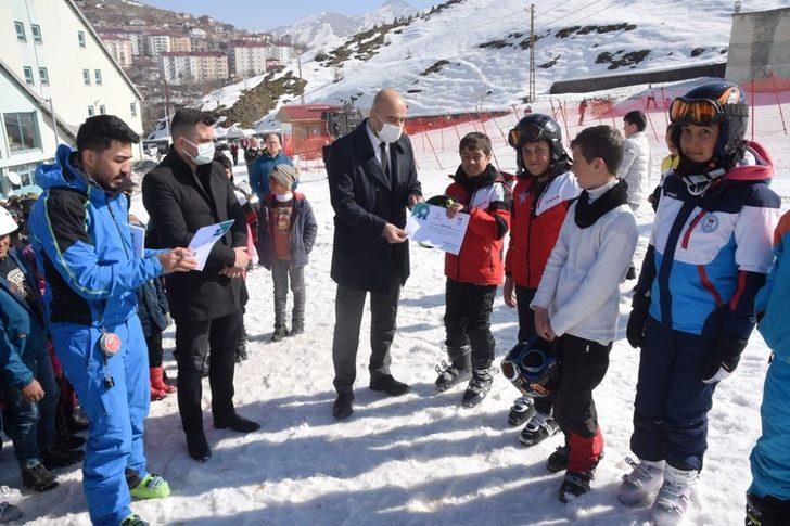 100 çocuğun kayak öğrendiği temel eğitim kursu sona erdi G1