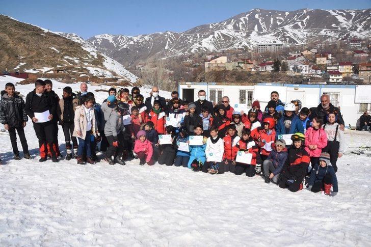 100 çocuğun kayak öğrendiği temel eğitim kursu sona erdi G3