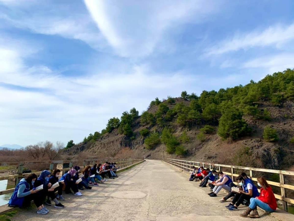 Tarihi k&ouml;pr&uuml; yanında kitap okuma etkinliği