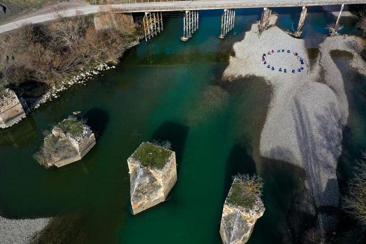 Tarihi köprü yanında kitap okuma etkinliği G2