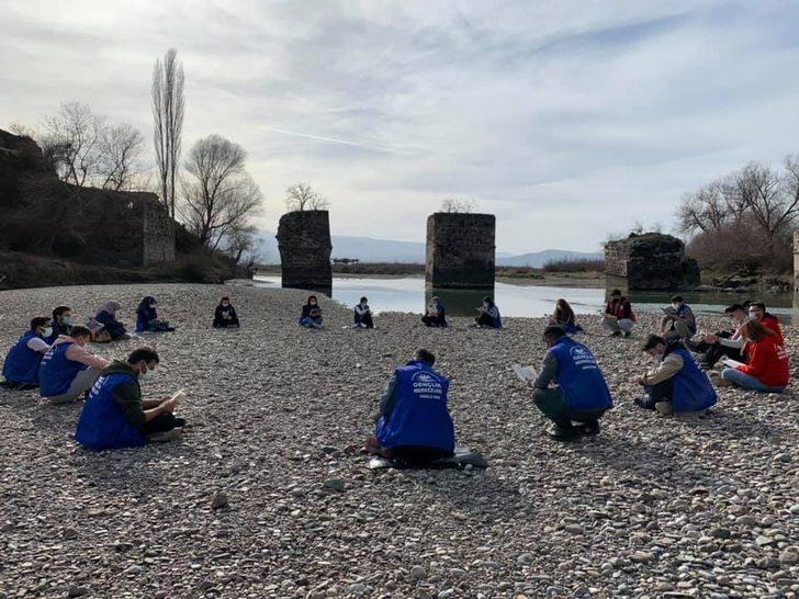 Tarihi köprü yanında kitap okuma etkinliği G3