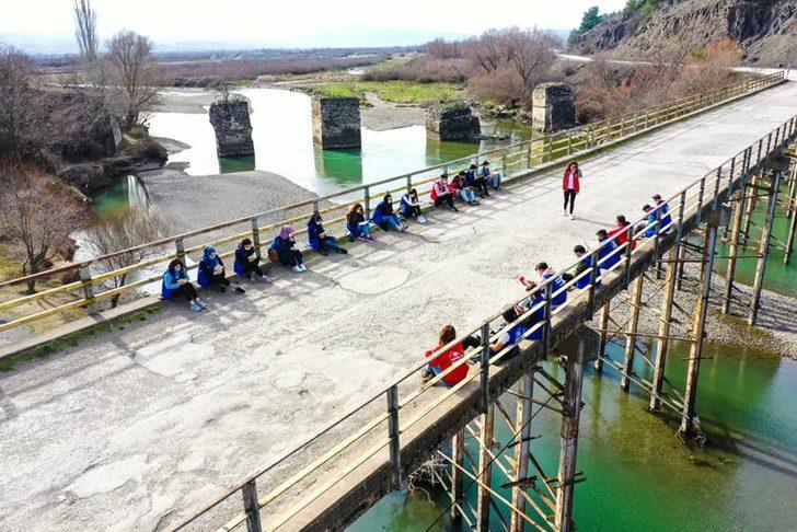 Tarihi köprü yanında kitap okuma etkinliği G4