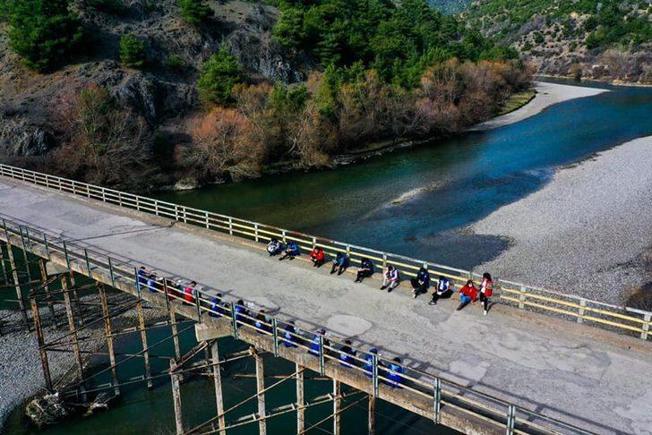 Tarihi köprü yanında kitap okuma etkinliği G5