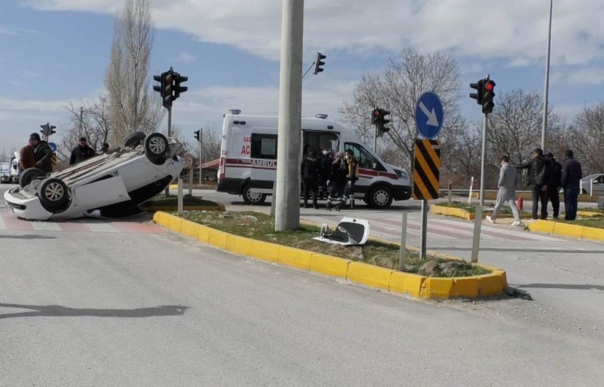 Konya&rsquo;da &ccedil;arpışan otomobillerden biri takla attı: 1 yaralı