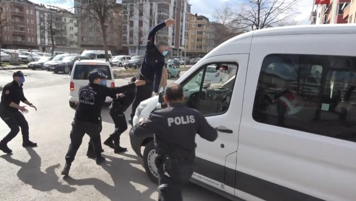 &Ouml;ld&uuml;r&uuml;len kadının yakını, sanıkları taşıyan cezaevi aracına u&ccedil;tu