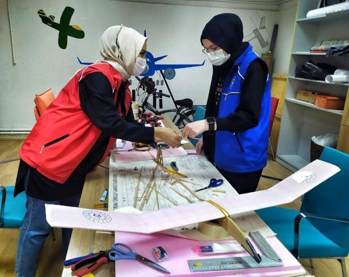 İl M&uuml;d&uuml;r&uuml; Kabakcı, kursiyerlerin sertifikalarını verdi