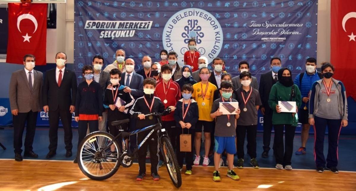 Sel&ccedil;uklu&rsquo;da masa tenisi turnuvasında &ouml;d&uuml;ller sahiplerini buldu