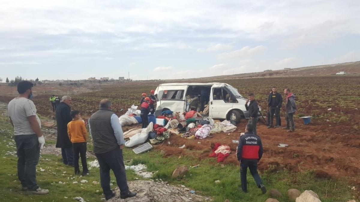 Tarım iş&ccedil;ilerini taşıyan minib&uuml;s devrildi: 13 yaralı