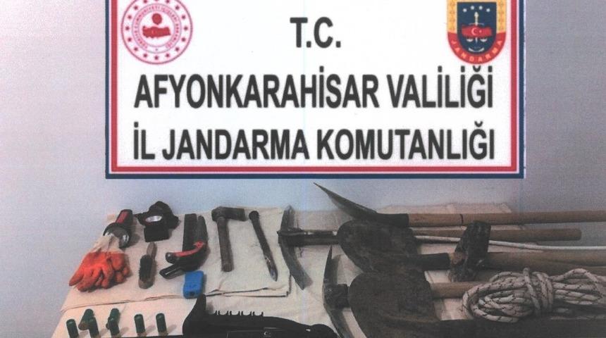 3 bin yıllık vadideki kalede define arayan 5 kişi suçüstü yakalandı