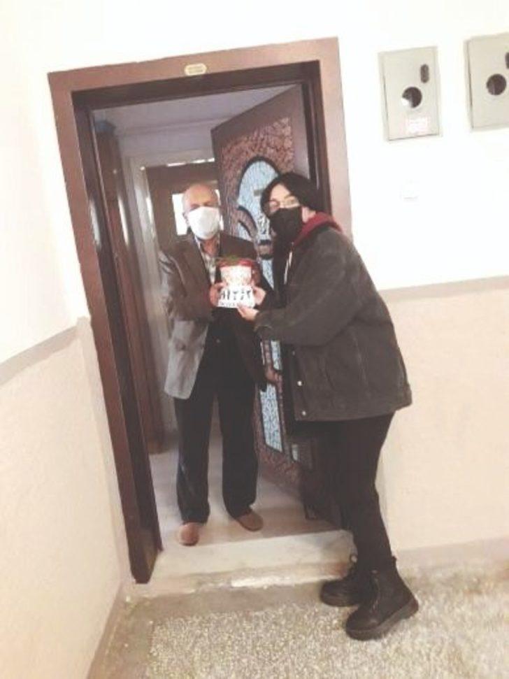 Üniversite öğrencileri pandemi döneminde büyükleri unutmadı G3