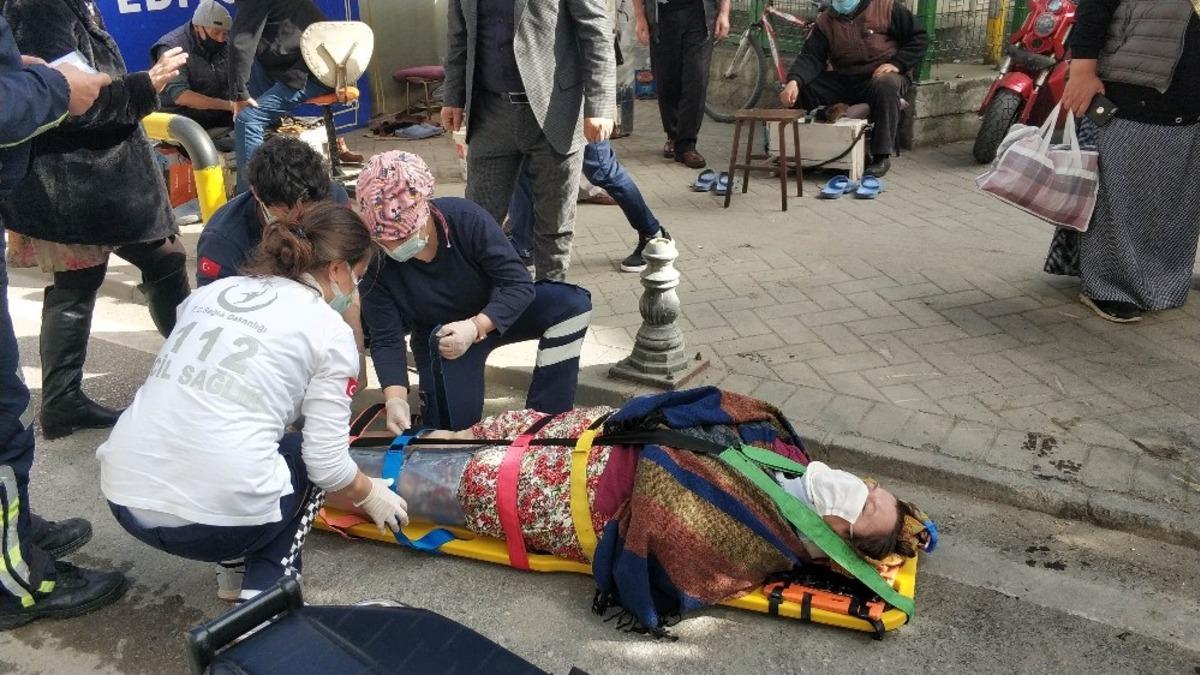 Otomobilin &ccedil;arptığı kadın hastanelik oldu