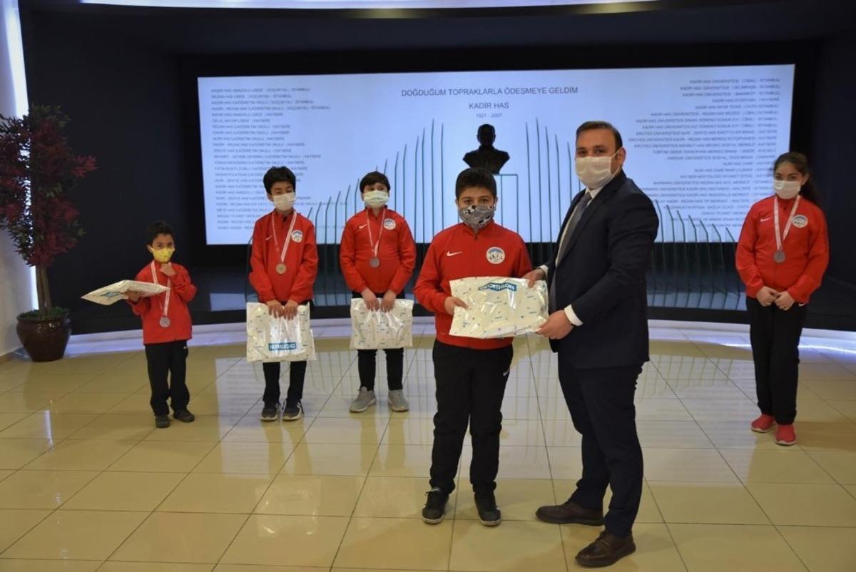 M&uuml;sabakalarda dereceye giren sporcular Spor A.Ş.&rsquo;yi ziyaret etti