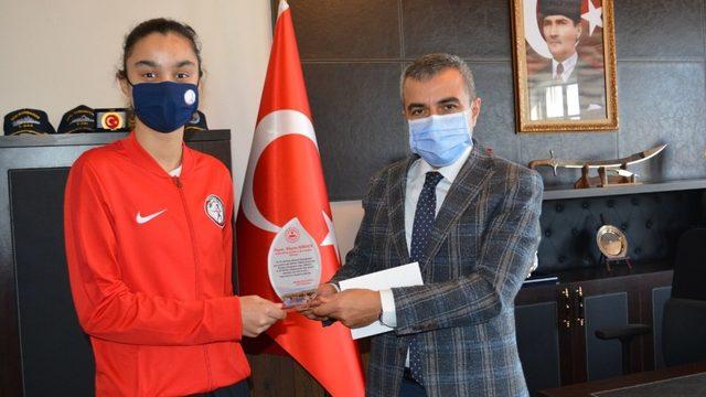 Kaymakamı Atasoy, Şampiyon Karaca’yı kutladı