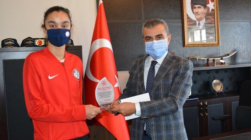 Kaymakamı Atasoy, Şampiyon Karaca’yı kutladı