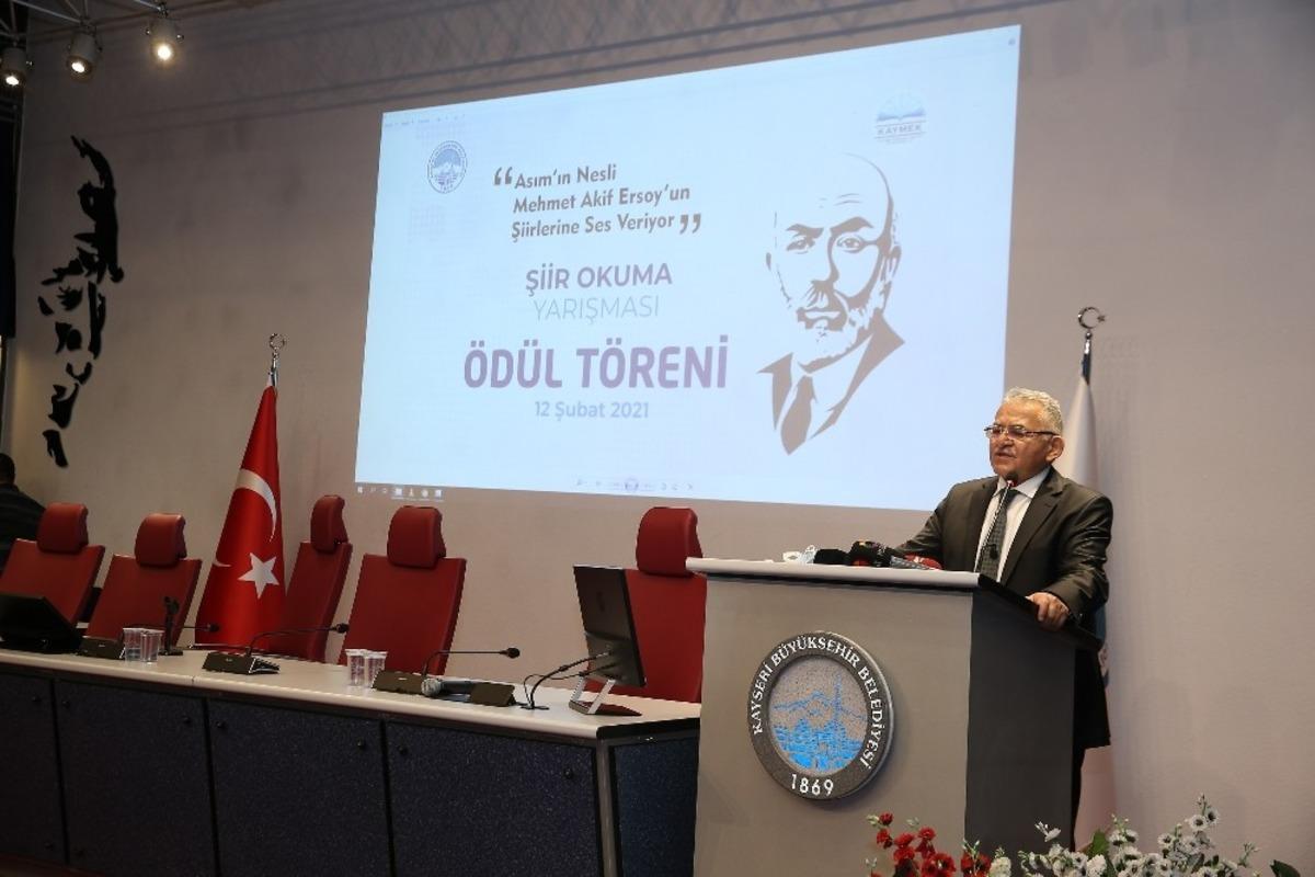 Şiir Okuma Yarışması &ouml;d&uuml;l t&ouml;reni ile KAYMEK Karma Sergisi a&ccedil;ılışı yapıldı