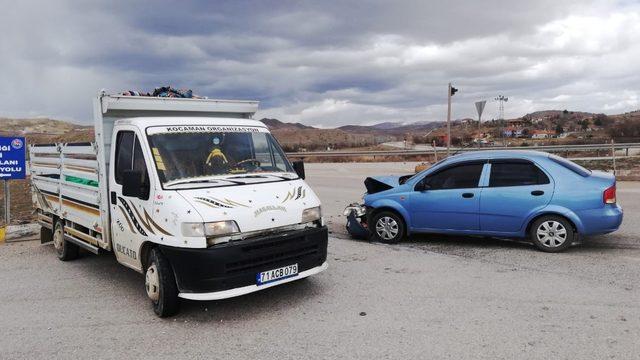 Kamyonet ile otomobil çarpıştı: 1 yaralı