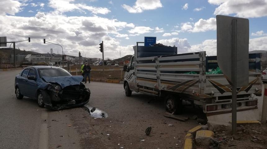 Kamyonet ile otomobil &ccedil;arpıştı: 1 yaralı