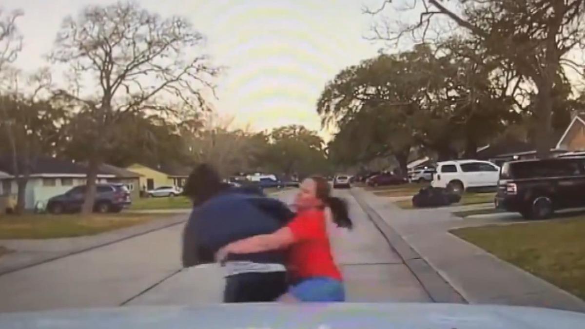 Kızının odasını g&ouml;zetleyen kişiye m&uuml;dahale etti!