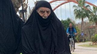 Aydemir Akbaş rol gereği çarşaf giydi 