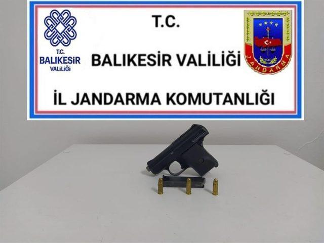 Balıkesir’de jandarma 8 aranan şahsı yakaladı