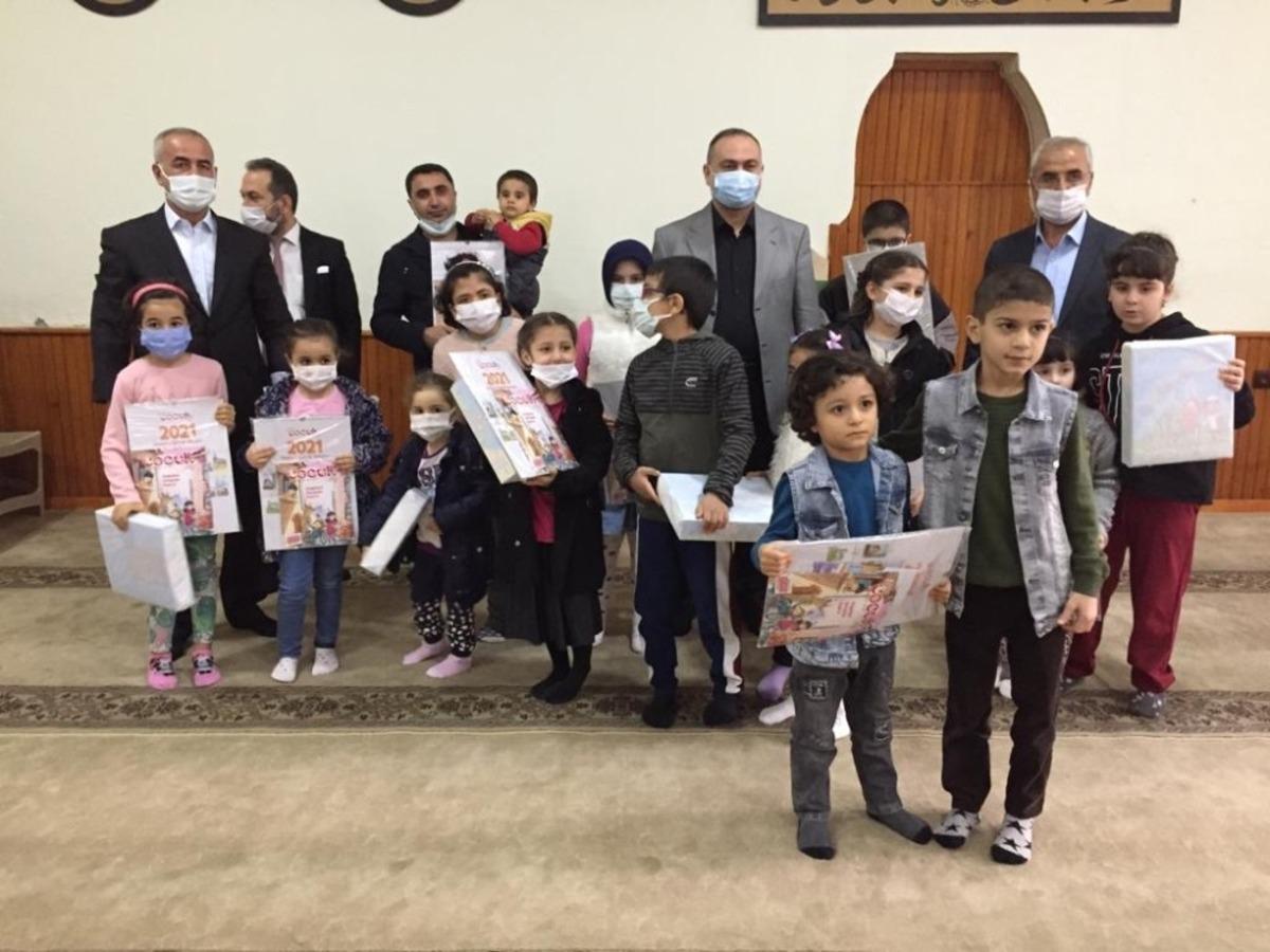 İnternet &uuml;zerinden Kuran &ouml;ğrenen &ouml;ğrencilere hediyeleri verildi