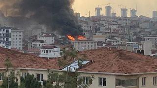 Ümraniye'de binanın çatısı alev alev yandı
