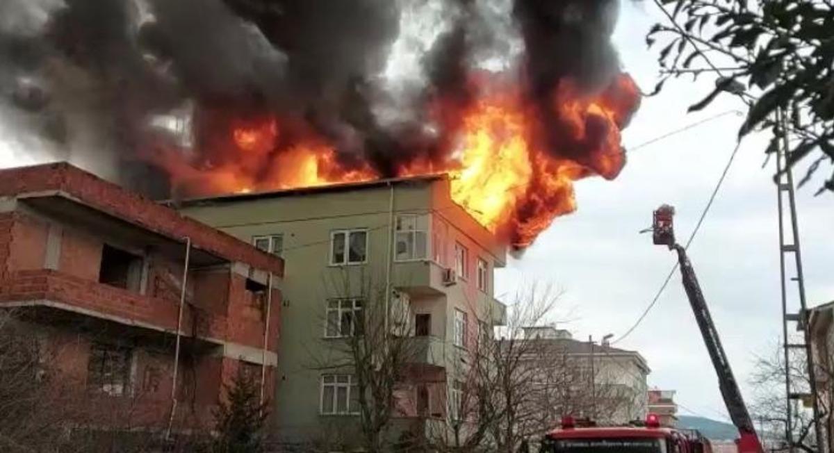 &Uuml;mraniye&rsquo;de korkutan &ccedil;atı yangını: Binadakiler tahliye edildi