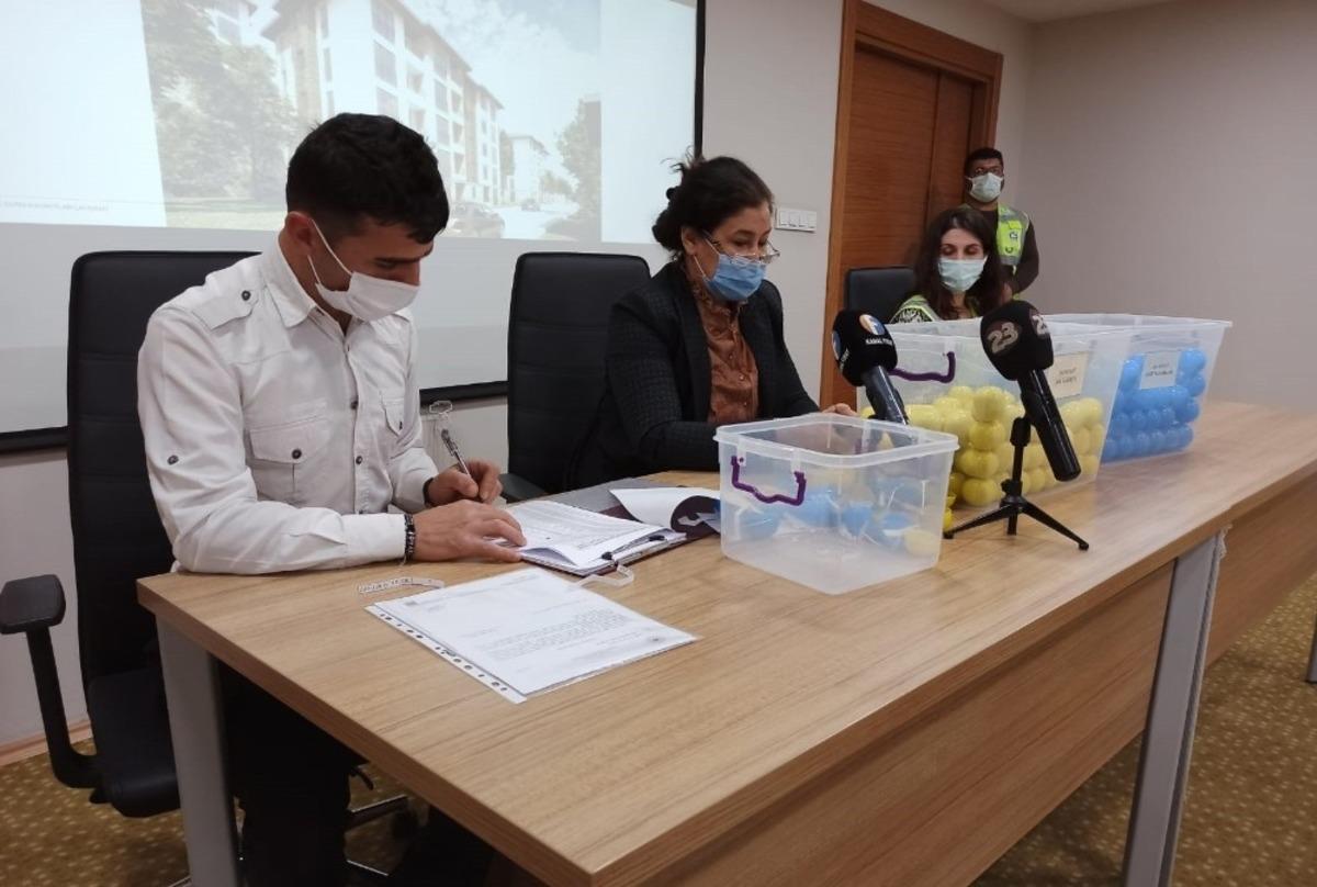 Elazığ&rsquo;da 167  hak sahibi  kurayla  evlerine kavuştu