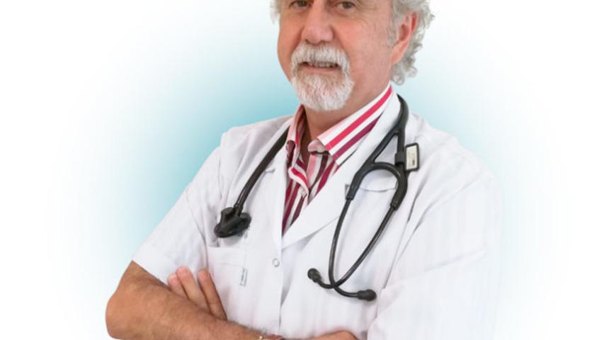 Doktor evinde &ouml;l&uuml; bulundu