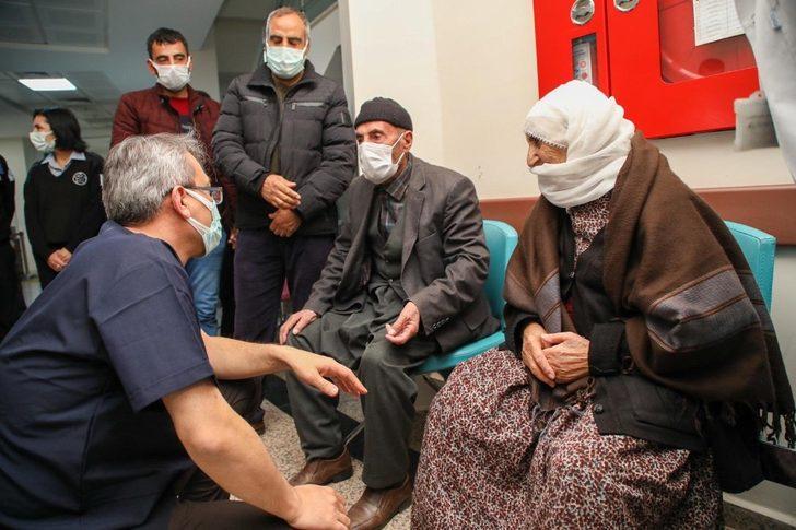 Bingöl Valisi Ekinci, Covid-19 aşısı oldu G3