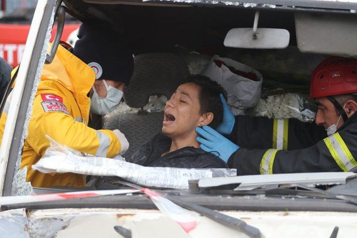 3 otomobil çarpıştı, panelvan araçta sıkışan kadını itfaiye ekipleri kurtardı G1