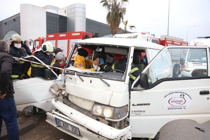 3 otomobil çarpıştı, panelvan araçta sıkışan kadını itfaiye ekipleri kurtardı G2