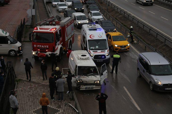 3 otomobil çarpıştı, panelvan araçta sıkışan kadını itfaiye ekipleri kurtardı G4