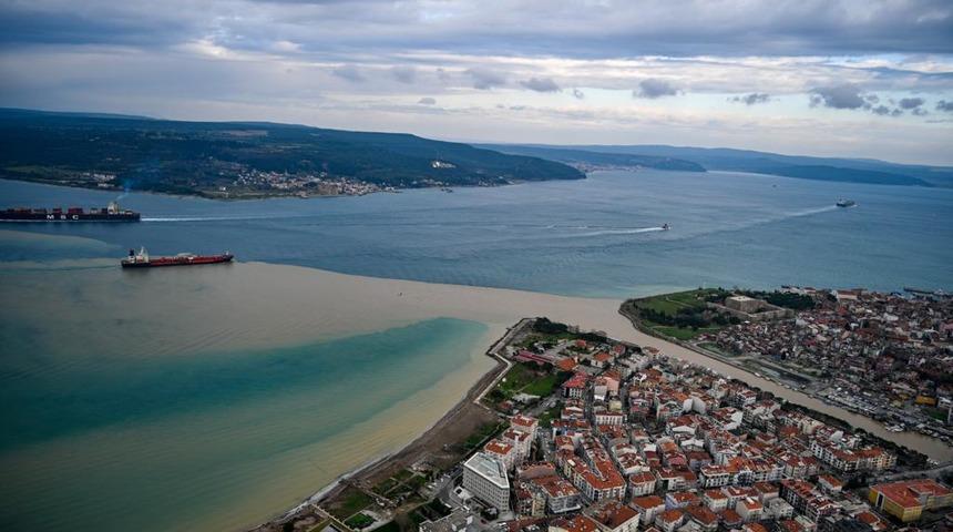 Sarıçay'dan akan çamurlu su, Çanakkale Boğazı'nın rengini değiştirdi