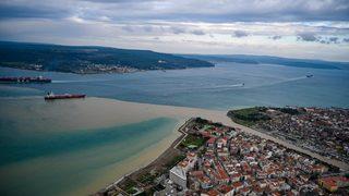 Sarıçay'dan akan çamurlu su, Çanakkale Boğazı'nın rengini değiştirdi