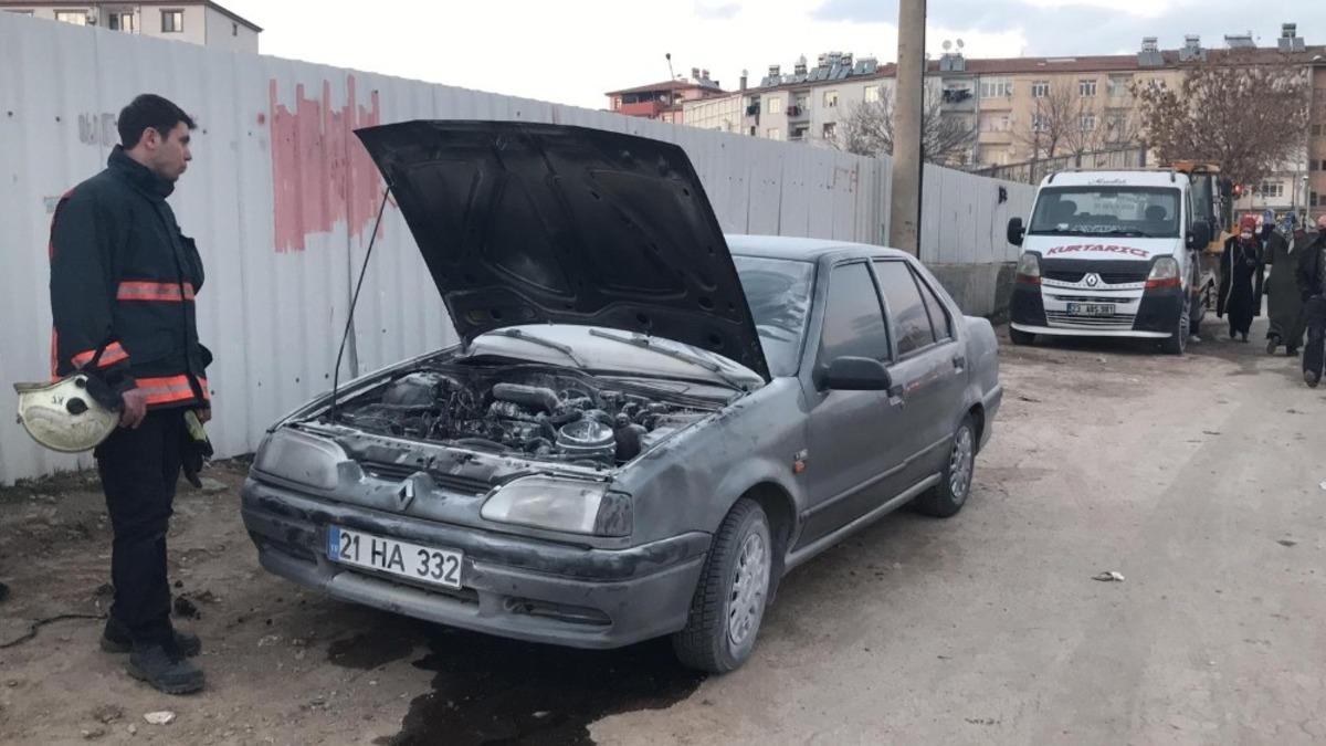 Elazığ&rsquo;da seyir halindeki ara&ccedil; alev aldı, diğer s&uuml;r&uuml;c&uuml;ler m&uuml;dahale etti