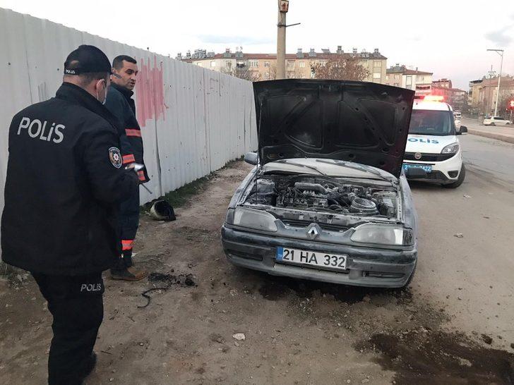 Elazığ’da seyir halindeki araç alev aldı, diğer sürücüler müdahale etti G2