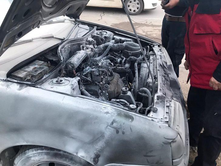 Elazığ’da seyir halindeki araç alev aldı, diğer sürücüler müdahale etti G3