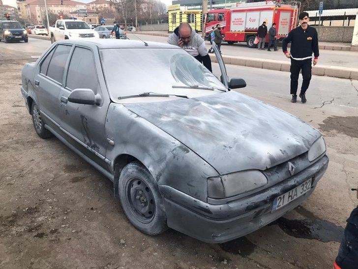 Elazığ’da seyir halindeki araç alev aldı, diğer sürücüler müdahale etti G4