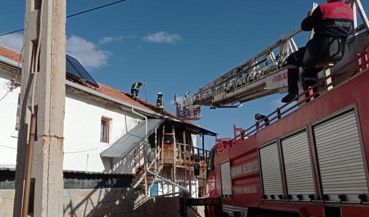 Yangını söndürmek isterken merdivenden düşerek yaralandı G1